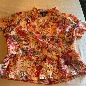 Women’s fitted button blouse, corals and flowers